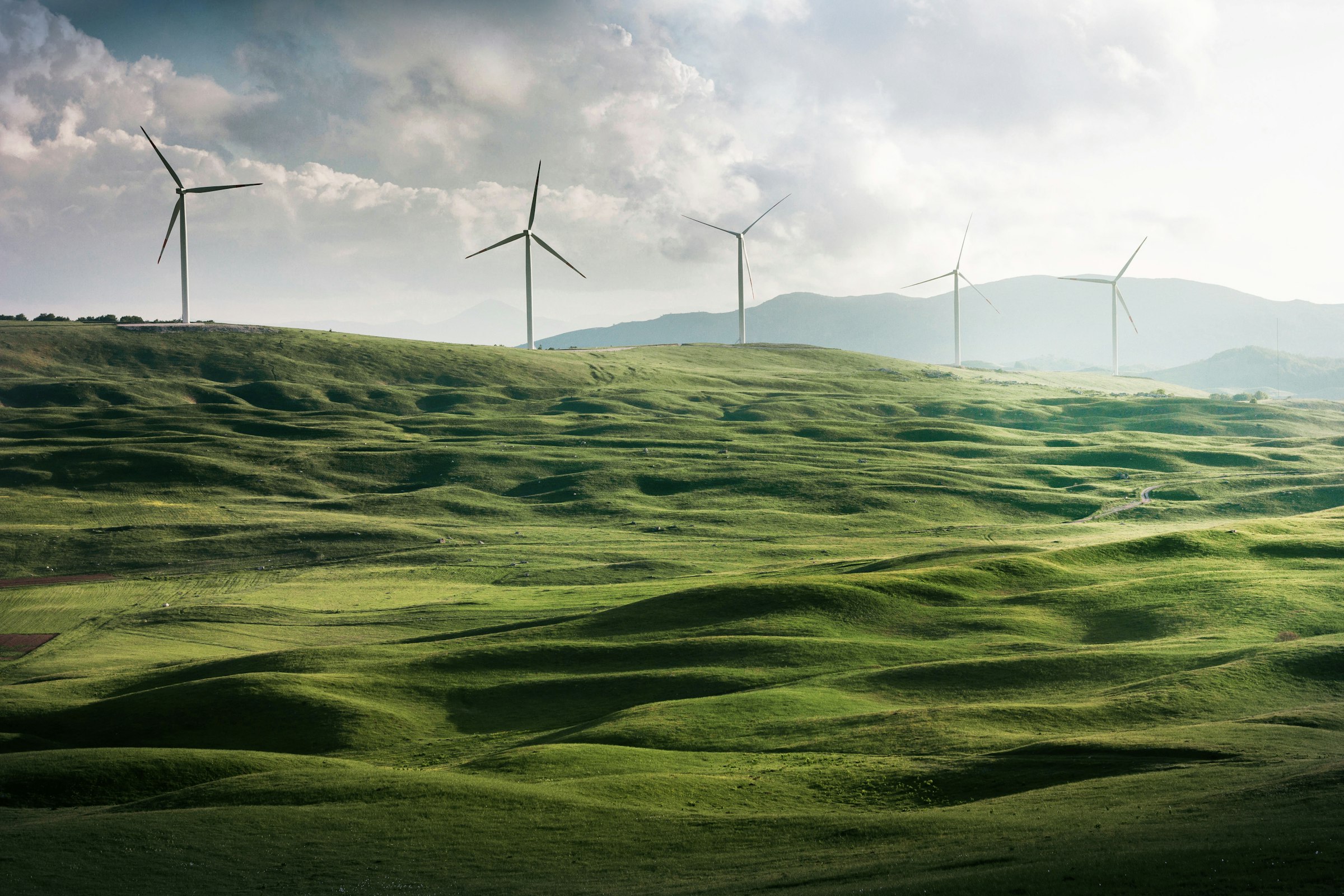 Windkraftanlage im Gegenlicht der goldenen Stunde